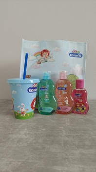 ПРОМО СЕТ LION Сумка+стакан с труб "Кодомо" "От макушки до пяточек" Гели для душа (Розов Камелия и  Масло оливы по 200 мл.+Фрукт-яг.100мл )